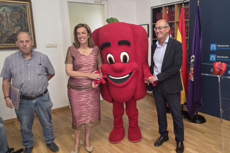 Presentación del programa de la Feria del Pimiento en Torquemada con un personaje disfrazado de pimiento.
