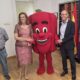 Presentación del programa de la Feria del Pimiento en Torquemada con un personaje disfrazado de pimiento.