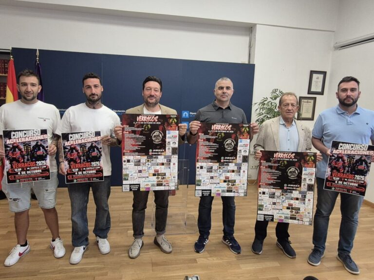 Presentación del concurso de aceleraciones en Venta de Baños con organizadores y carteles.