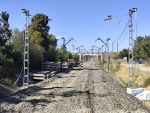 Obras del nuevo acceso ferroviario en Palencia con traviesas y estructuras metálicas