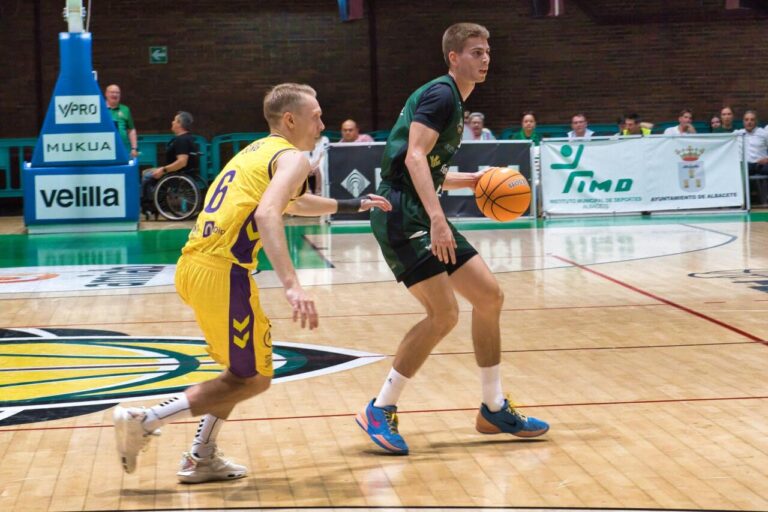 Jugadores de baloncesto en un partido entre Iberolea Palencia y Albacete