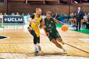 Jugadores de baloncesto compiten en un partido entre Iberolea Palencia y Albacete.
