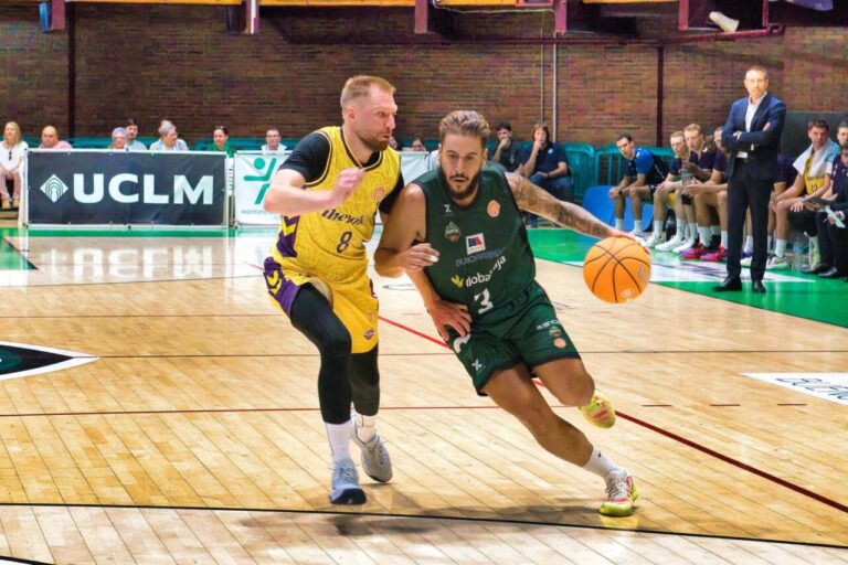 Jugadores de baloncesto compiten en un partido entre Iberolea Palencia y Albacete.