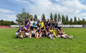 Jugadoras del Palencia Fútbol Femenino celebrando su victoria en el campo.