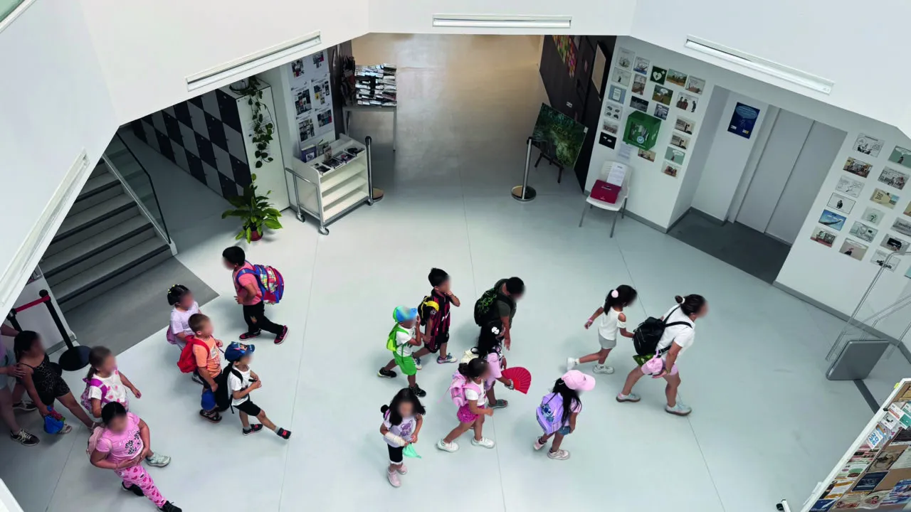 Grupo de niños visitando el Centro Cultural Antigua Cárcel - Lecrác