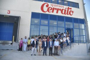 Grupo de jóvenes en la actividad Sembrando Futuro en Cerrato