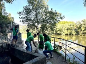Voluntarios de Iberdrola trabajando en la ribera del río