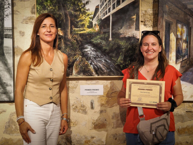 Zara García Saiz recibiendo premio en el Certamen Nacional de Pintura Rápida