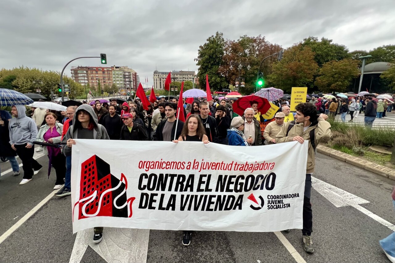 Grupo de personas manifestándose por el derecho a la vivienda en Pío XII