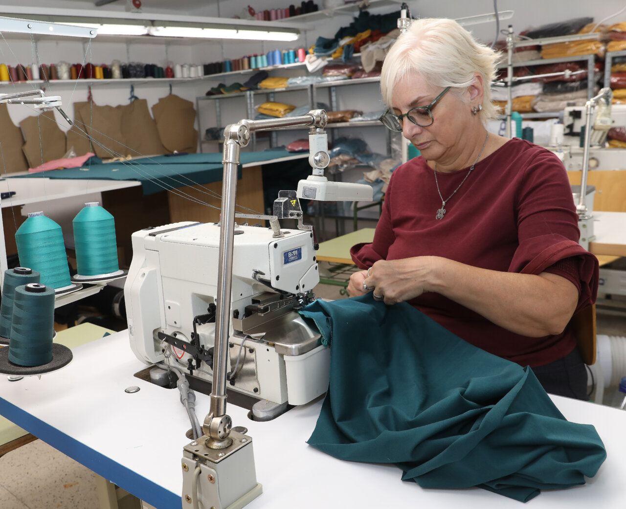 Mujer cosiendo en un taller de moda sostenible en Palencia