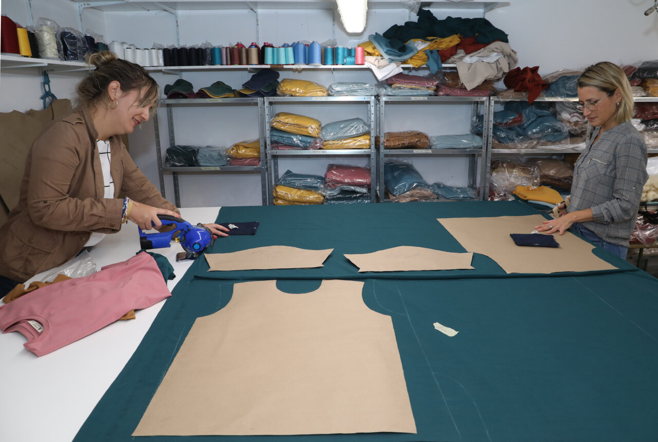 Mujeres trabajando en un taller de confección de moda sostenible