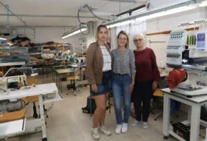 Tres mujeres en un taller de costura de Almazu en Paredes de Nava