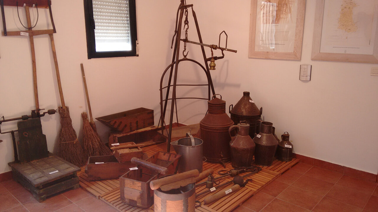 Exposición de herramientas y utensilios en el museo etnográfico de Autilla del Pino