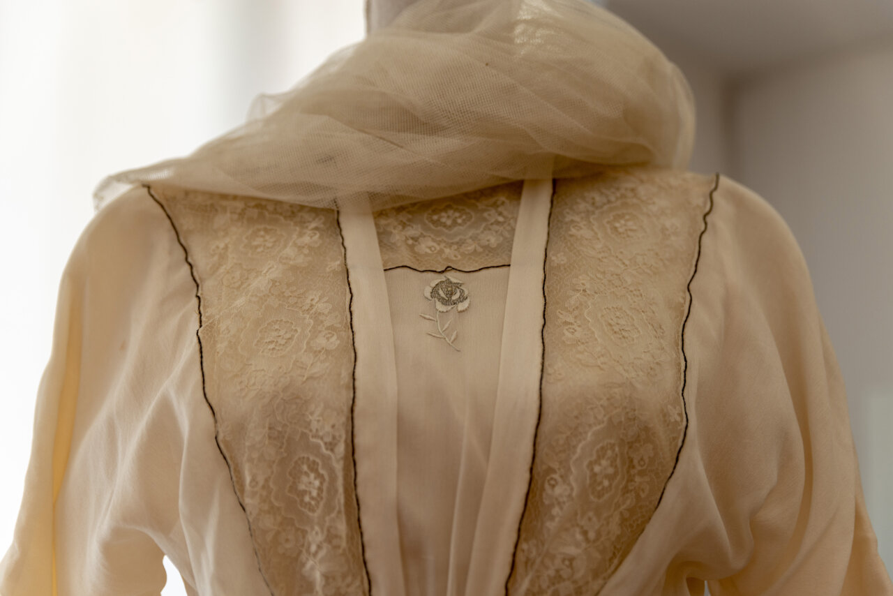 Vestido tradicional con bordados en el museo etnográfico de Autilla del Pino