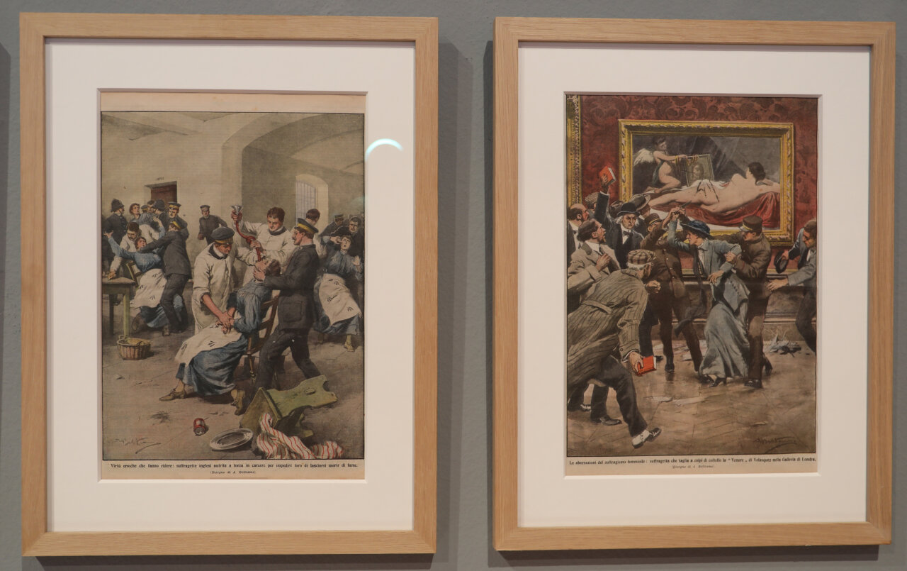 Obras de arte enmarcadas en la exposición sobre el sufragio femenino.
