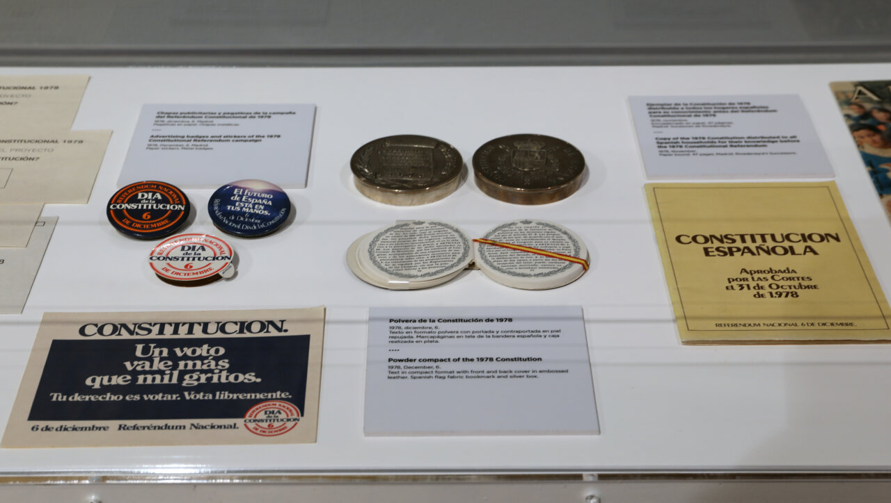 Objetos de la exposición sobre el sufragio femenino en España.