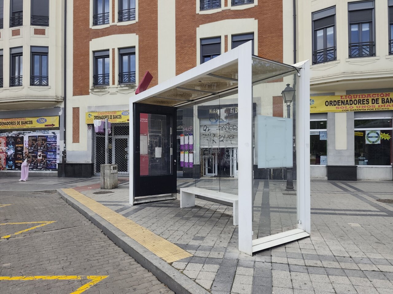 Nueva marquesina de autobús en la Plaza Rabi Sem Tob en construcción