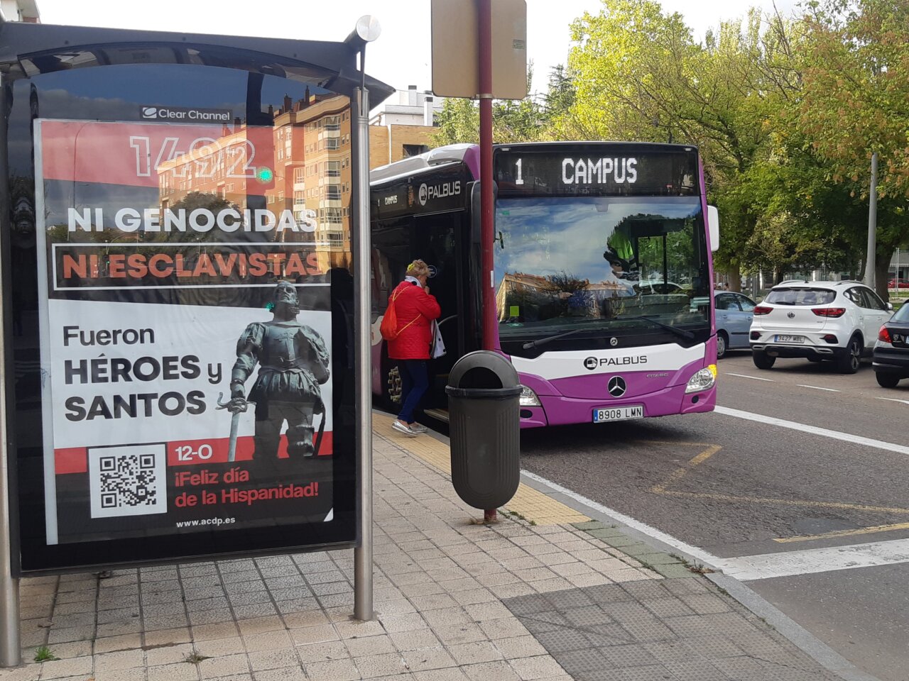 Nueva marquesina de autobús en Rabi Sem Tob con anuncios publicitarios.