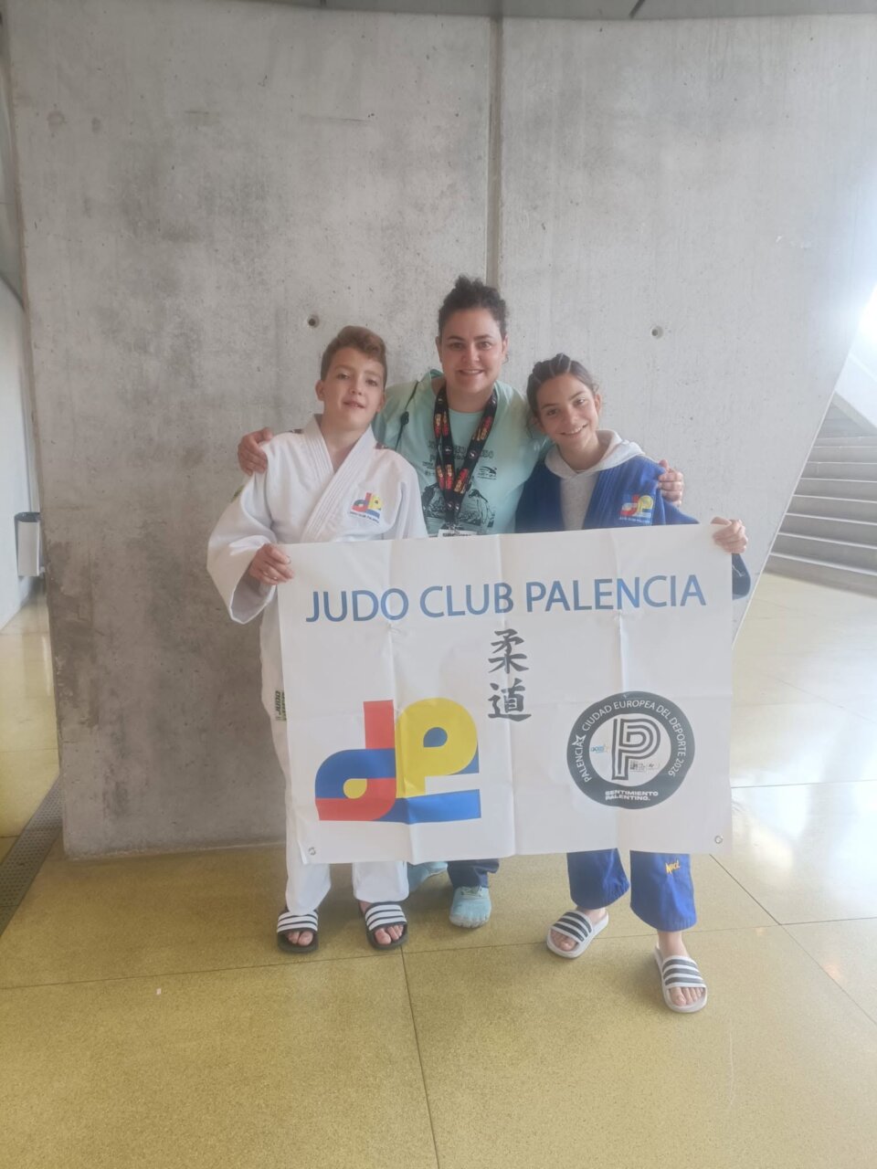 Ariadna de la Gala y Sara Castillejo con un niño en el Judo Club Palencia