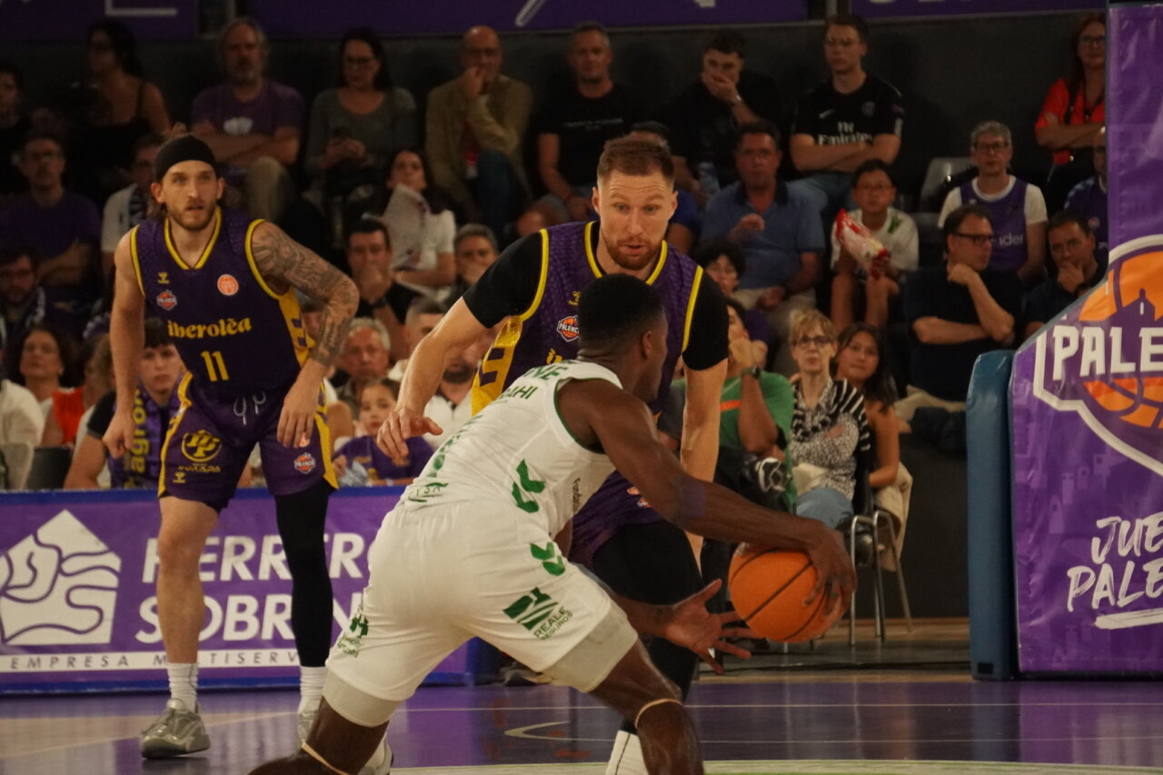 Jugadores de baloncesto en un partido de Iberolea Palencia
