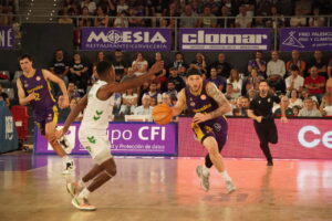 Jugadores de baloncesto en un partido entre Palencia y Córdoba