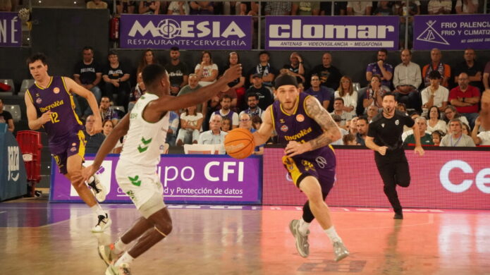Jugadores de baloncesto en un partido entre Palencia y Córdoba
