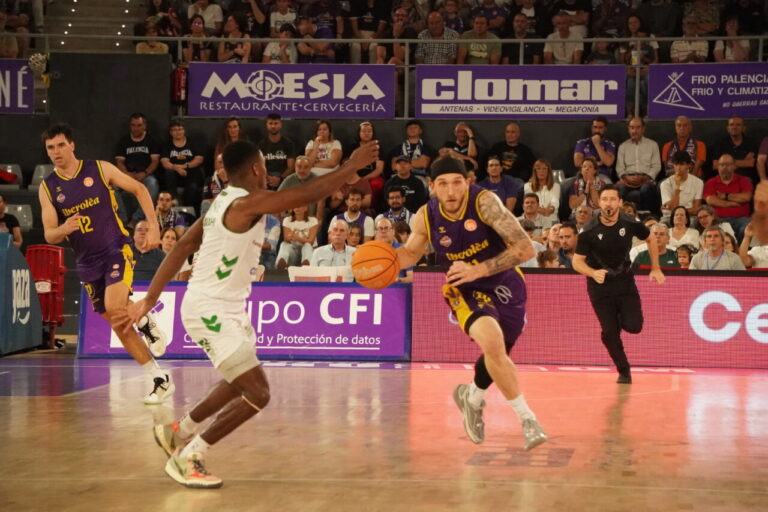 Jugadores de baloncesto en un partido entre Palencia y Córdoba