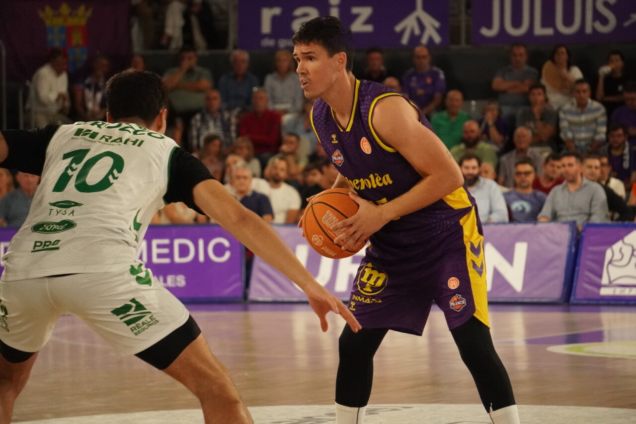 Jugador de baloncesto de Palencia en acción durante un partido