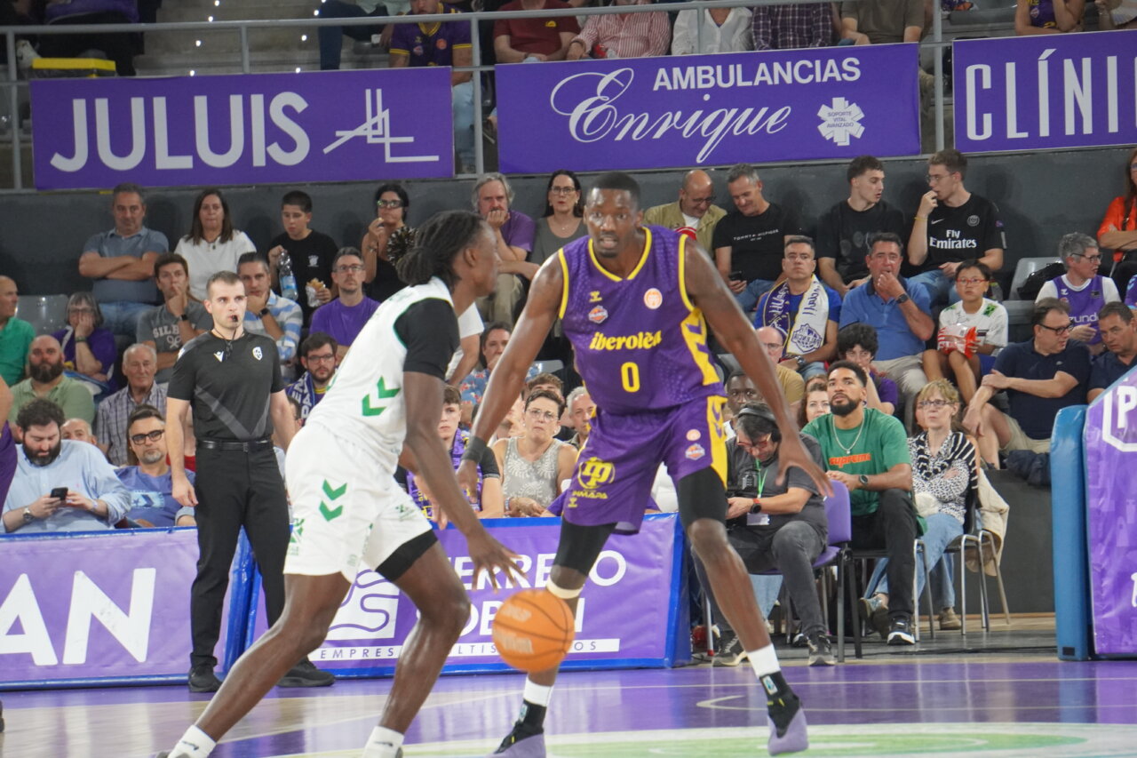 Jugadores de baloncesto en un partido de Iberolea Palencia