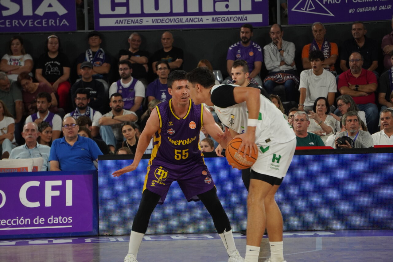 Jugadores de baloncesto compitiendo en un partido en Palencia.