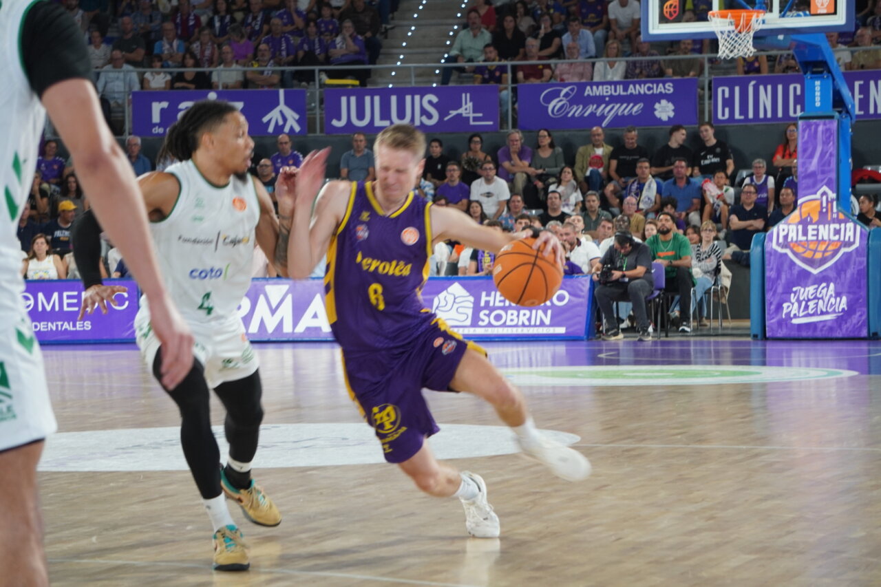 Jugador de baloncesto en acción durante un partido en Palencia