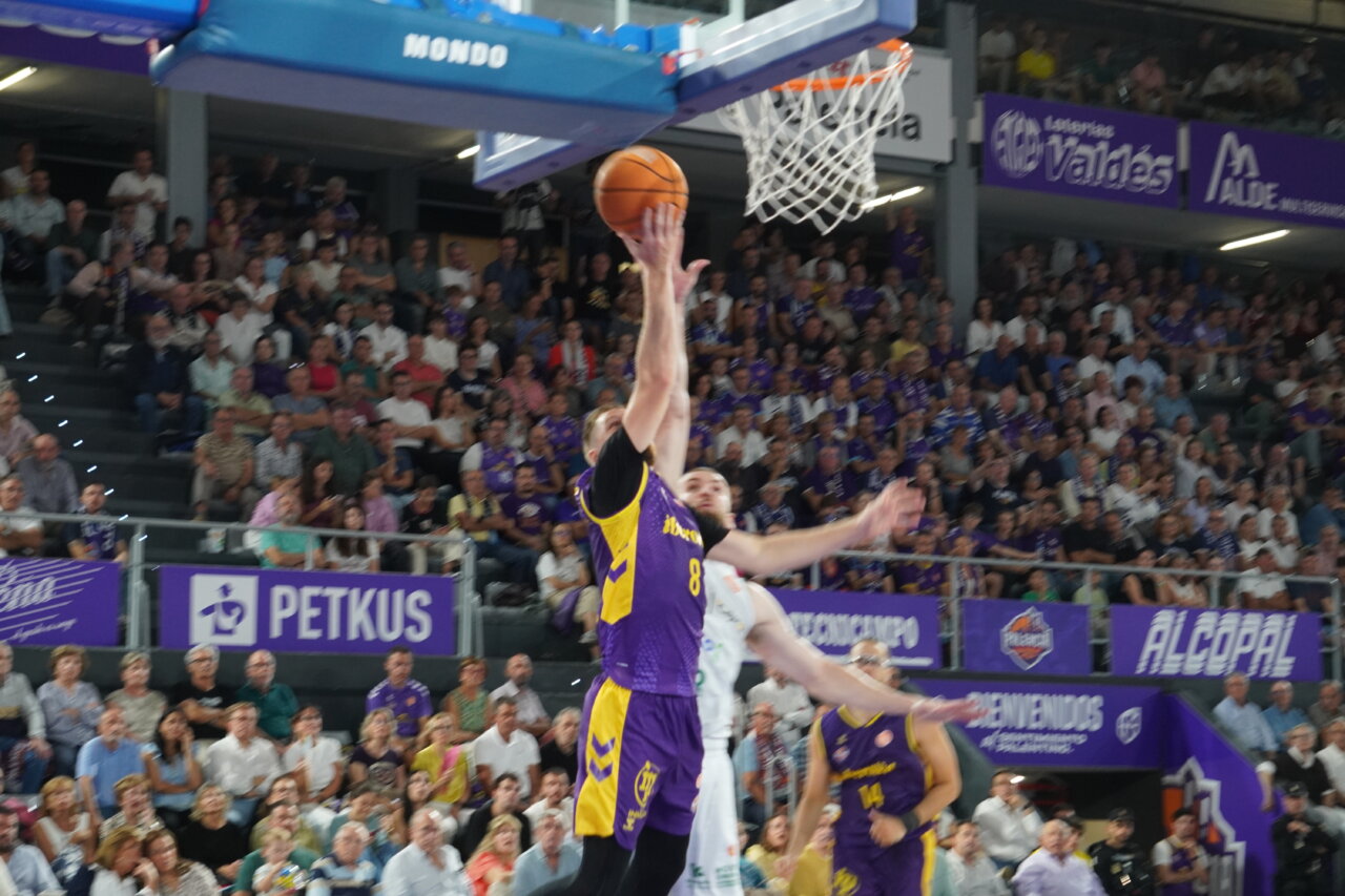 Jugador de baloncesto en acción durante un partido en Palencia