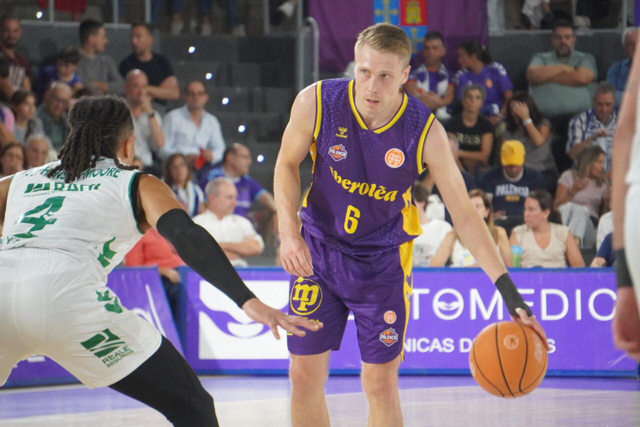 Jugador de baloncesto del Iberolea Palencia en acción durante un partido
