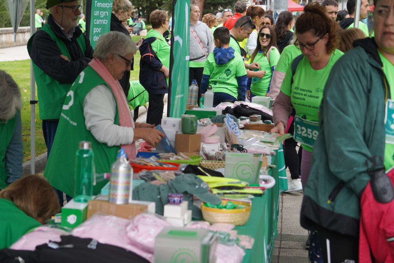 Participantes en la Carrera contra el Cáncer en Palencia con camisetas verdes