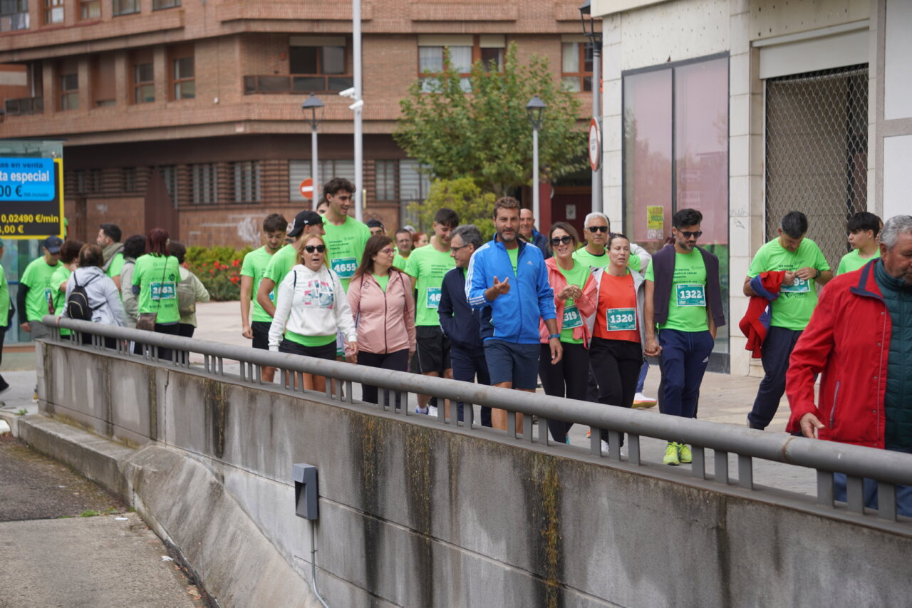 Participantes de la carrera contra el cáncer en Palencia vistiendo camisetas verdes