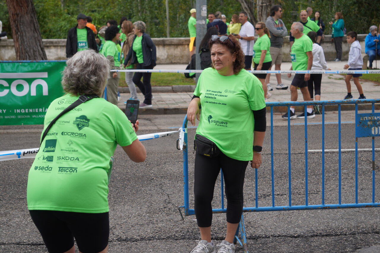 Participantes en la carrera contra el cáncer vistiendo camisetas verdes