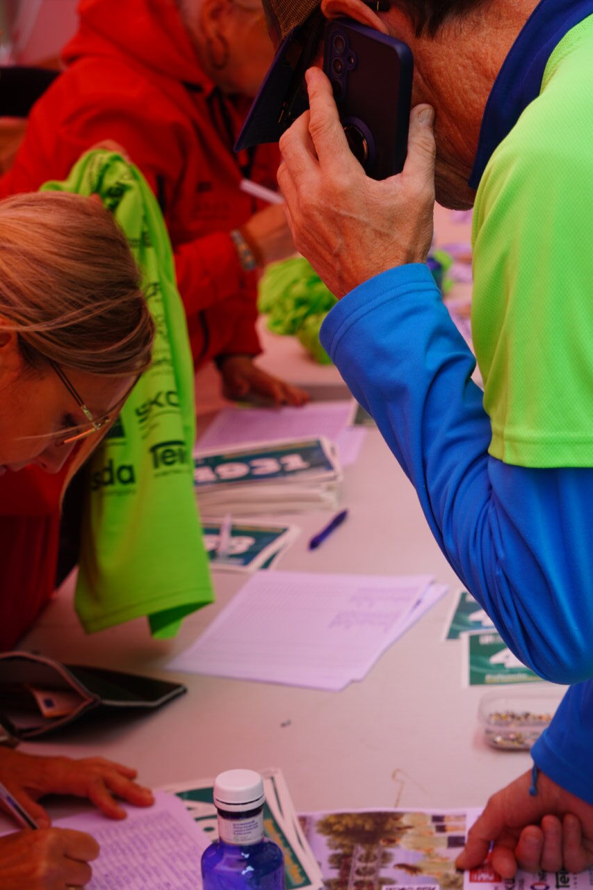 Participantes registrándose en la Carrera contra el Cáncer en Palencia
