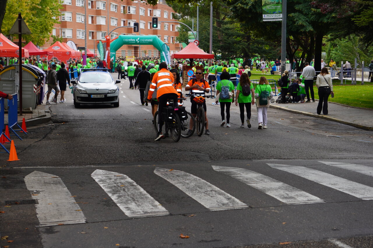 Participantes en la carrera contra el cáncer vistiendo camisetas verdes en Palencia