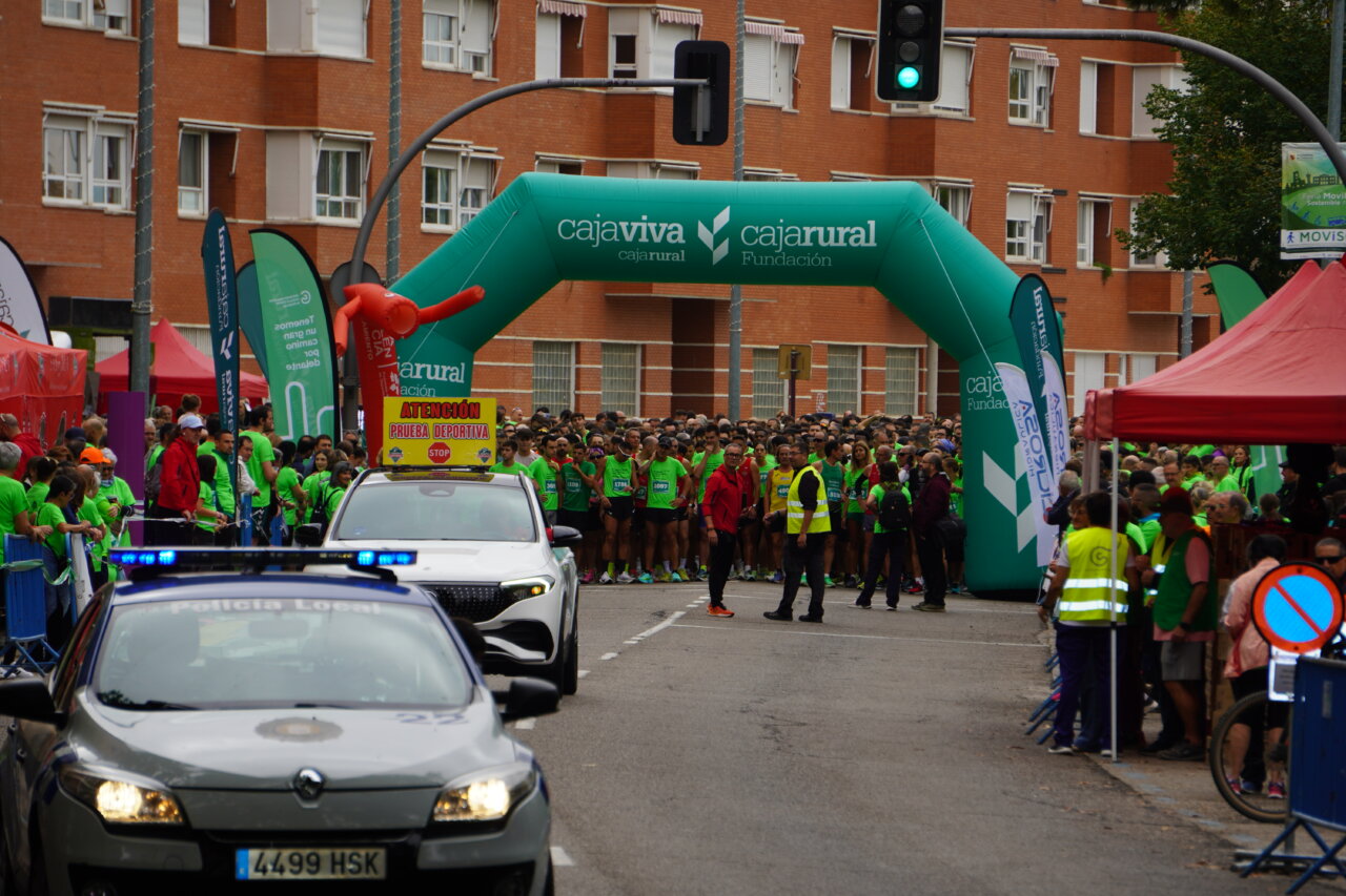 Participantes en la carrera contra el cáncer en Palencia, todos vestidos de verde.