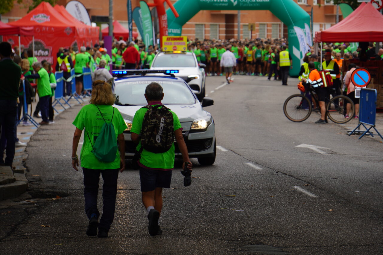 Participantes en la Carrera contra el Cáncer en Palencia, vestidos de verde.