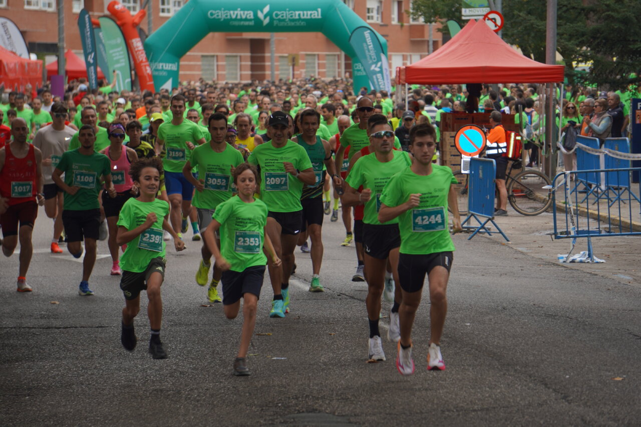 Participantes corriendo en la Carrera contra el Cáncer en Palencia