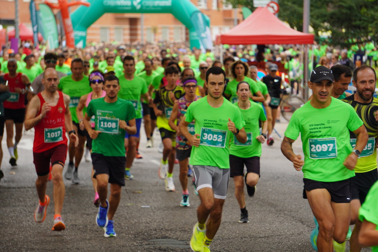 Participantes corriendo en la carrera contra el cáncer en Palencia