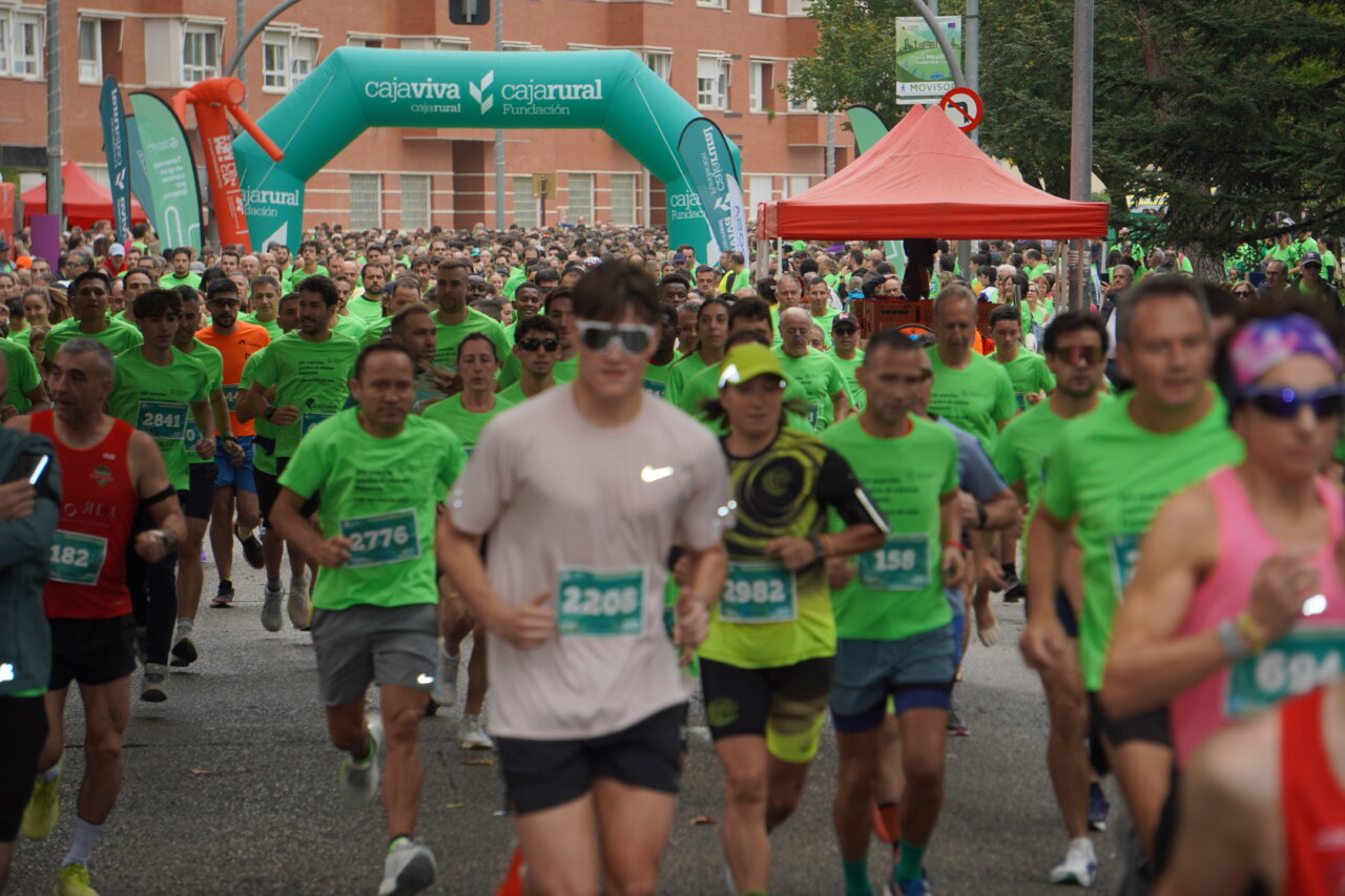 Participantes corriendo en la Carrera contra el Cáncer en Palencia