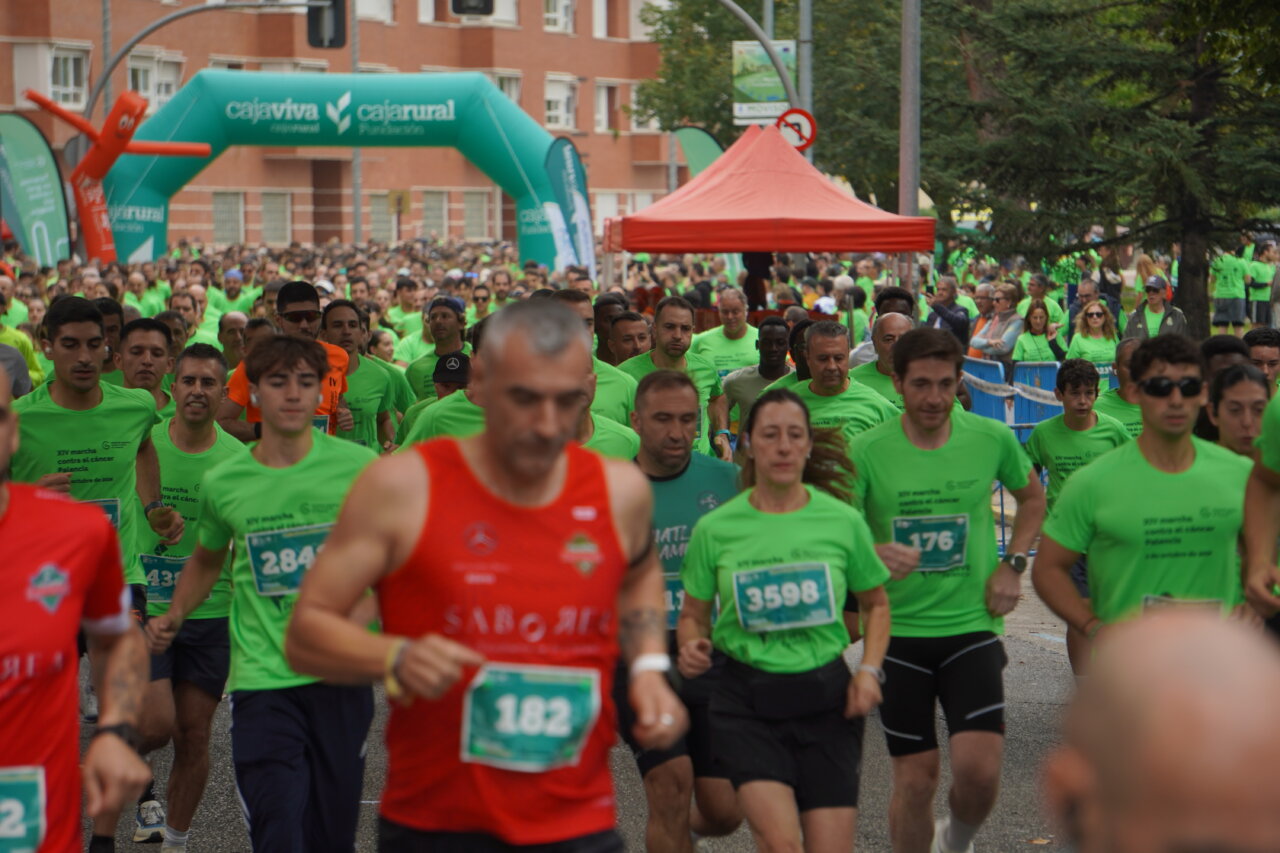 Participantes corriendo en la carrera contra el cáncer en Palencia