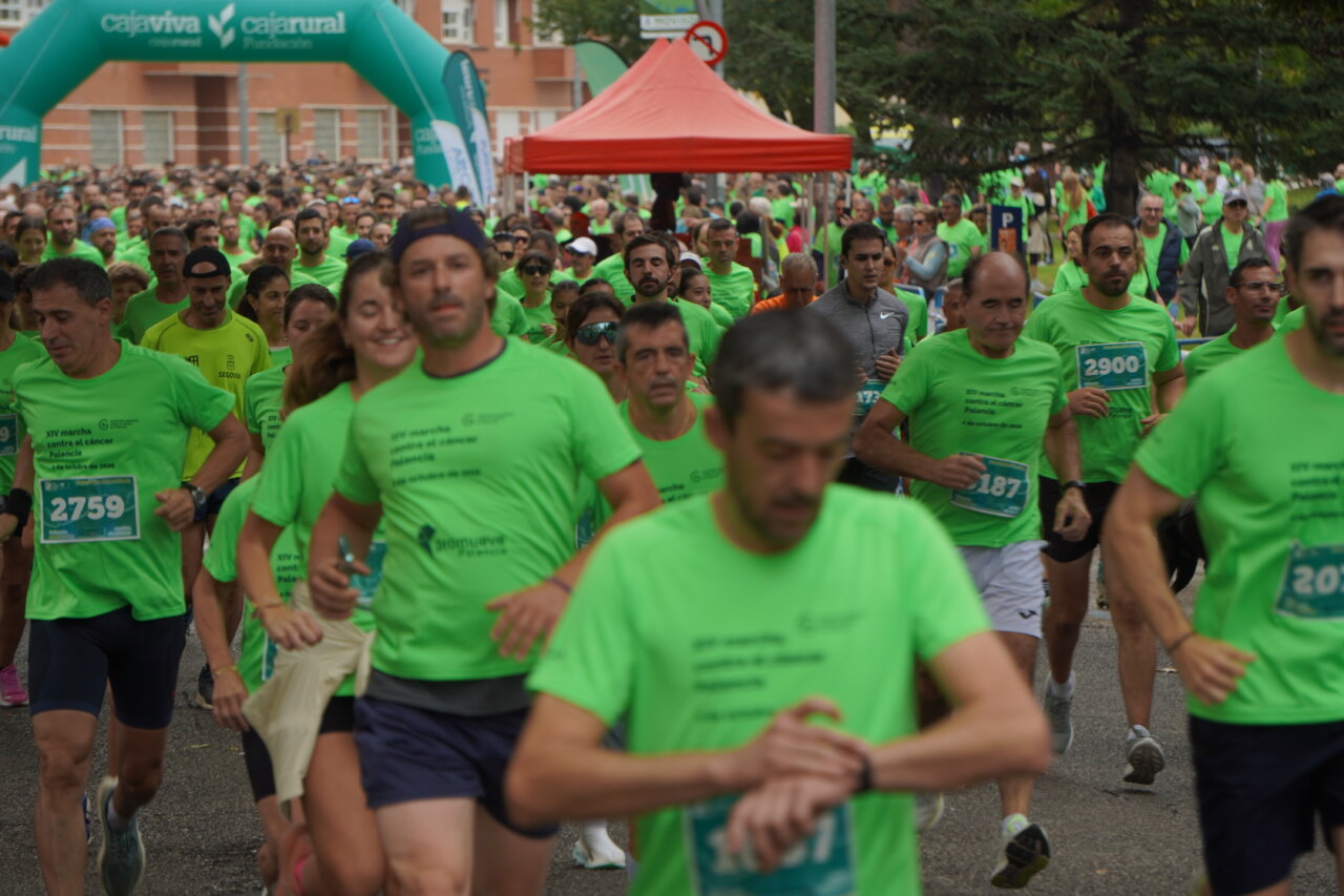 Participantes corriendo en la Carrera contra el Cáncer en Palencia