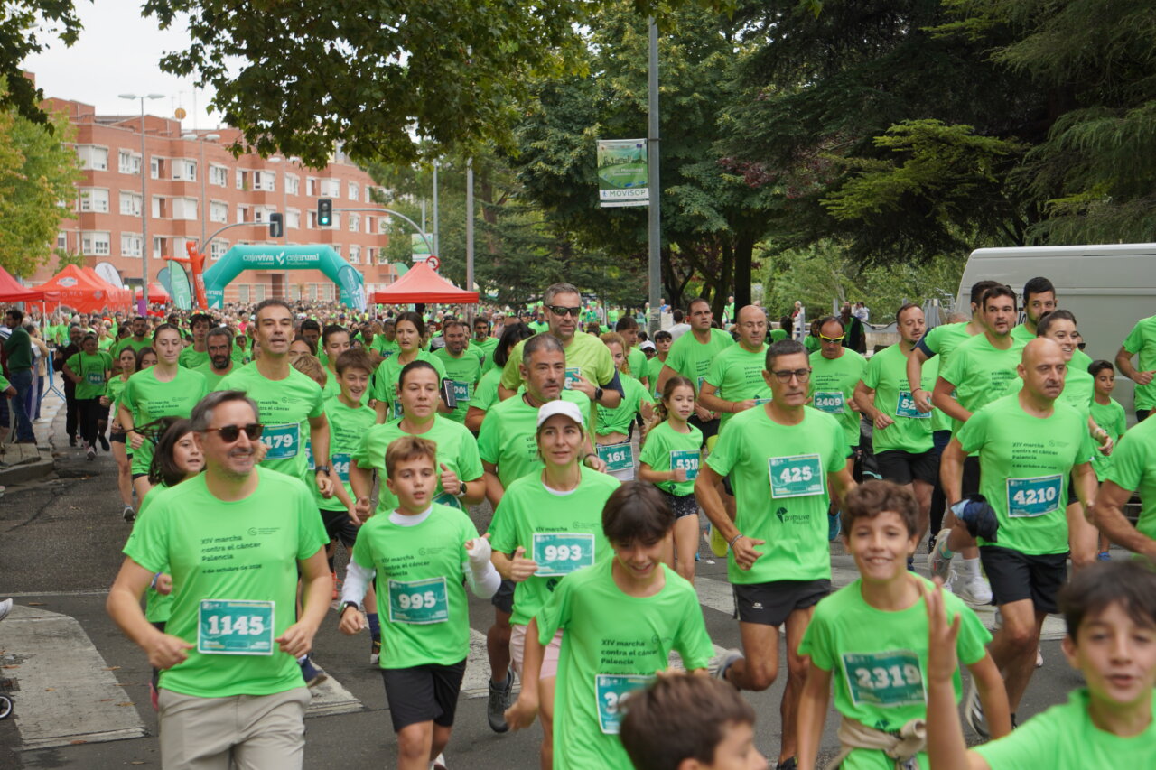 Participantes corriendo en la Carrera contra el Cáncer en Palencia