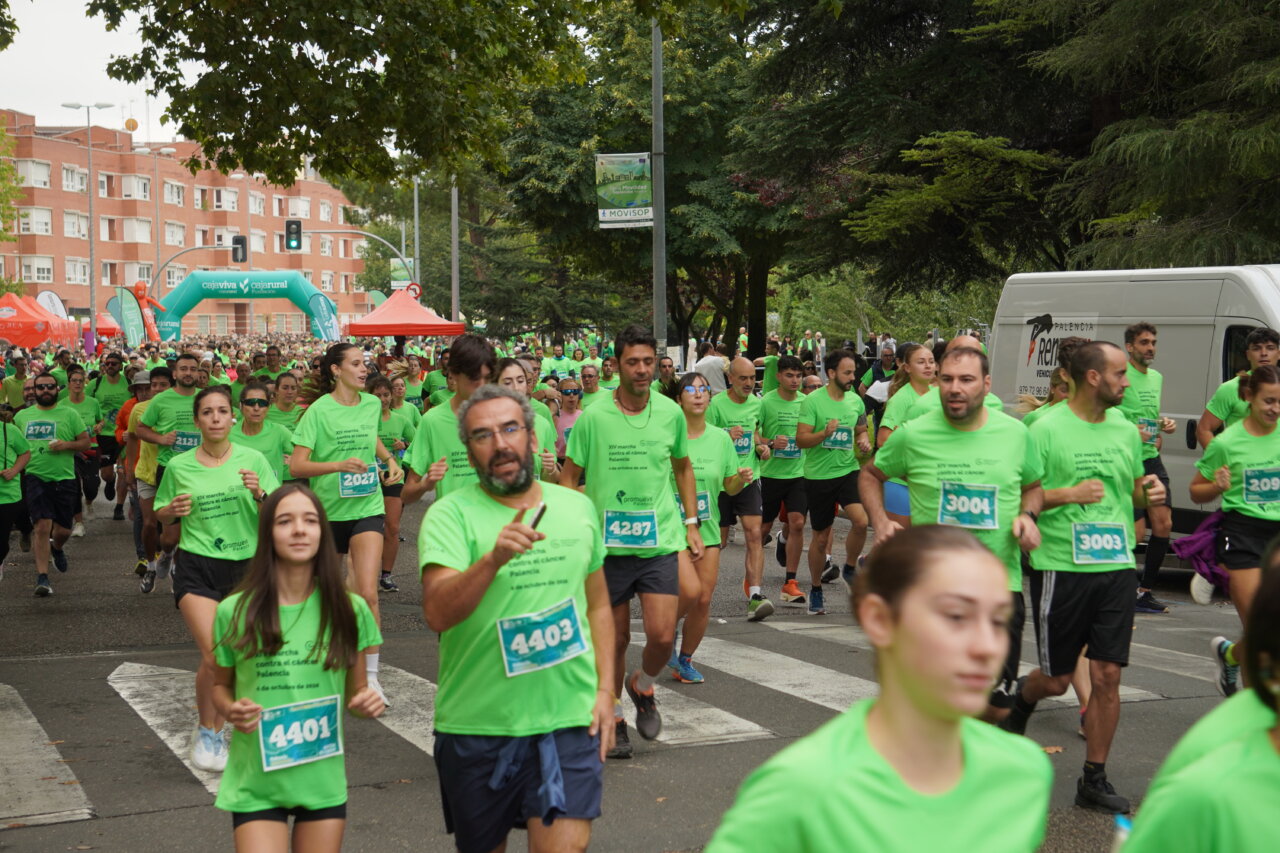 Participantes corriendo en la Carrera contra el Cáncer en Palencia