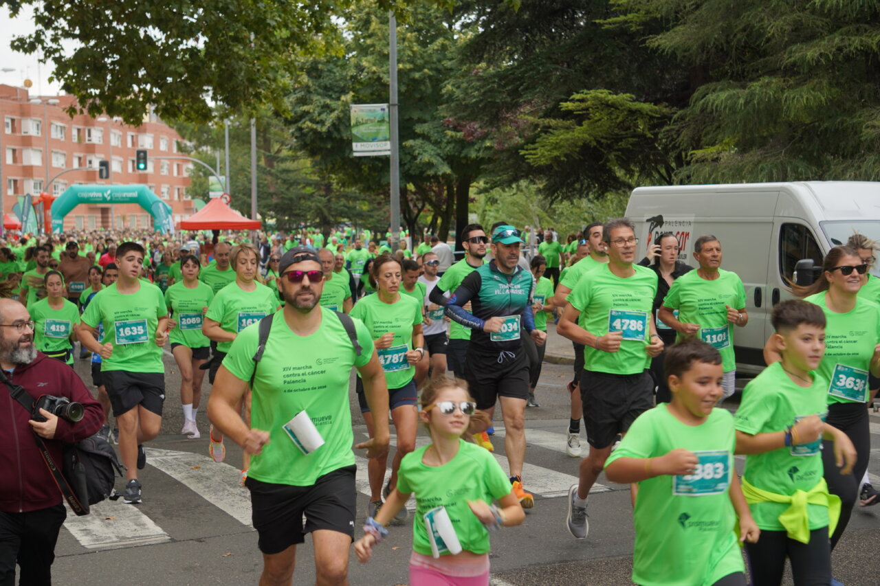 Participantes corriendo en la Carrera contra el Cáncer en Palencia