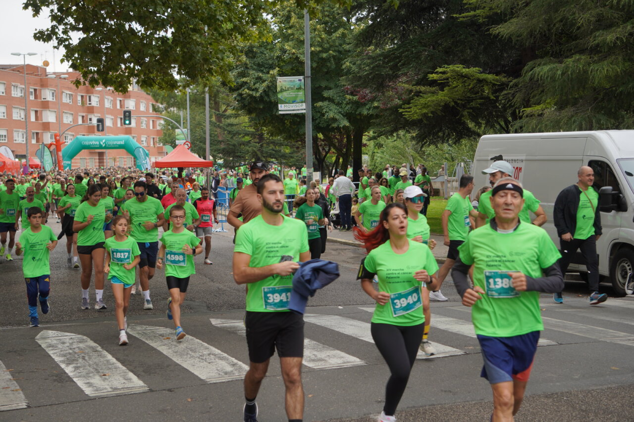 Participantes corriendo en la carrera contra el cáncer en Palencia