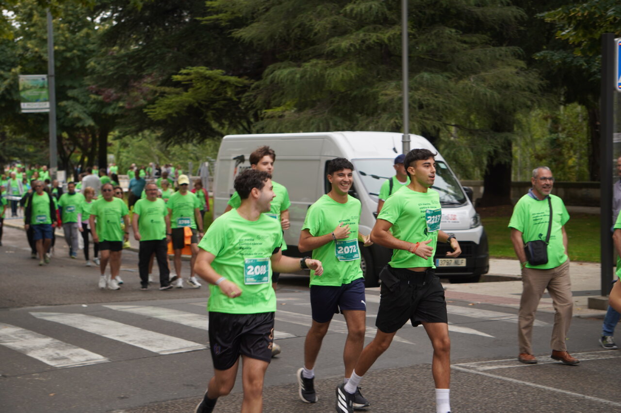 Participantes corriendo en la Carrera contra el Cáncer en Palencia